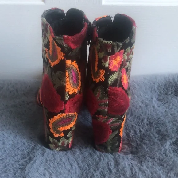 MIA Embroidered booties - Picture 5 of 6